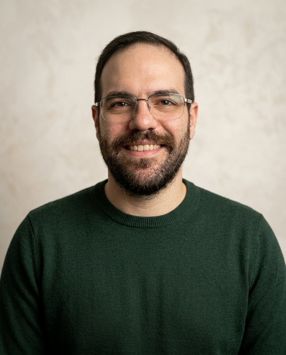 Retrato profesional de Mariano Britos, co-founder de EMERGER.