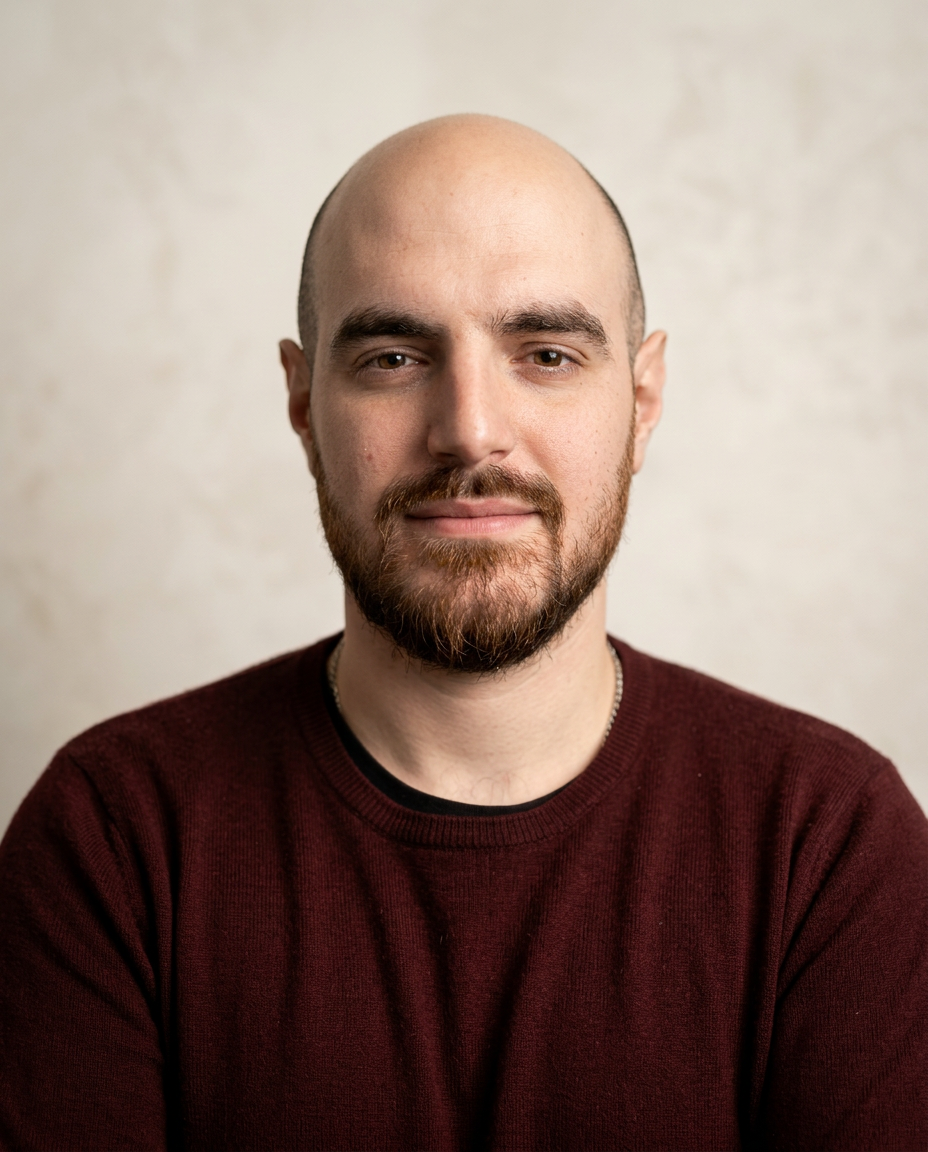 Retrato profesional de Omar Bey, co-founder y CEO de EMERGER.